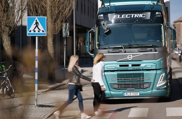 Volvo Trucks présente ses nouveaux systèmes de sécurité Constructeurs