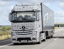 Mercedes prezentuje swoją ciężarówkę z pilotowaniem automatycznym Future Truck 2025