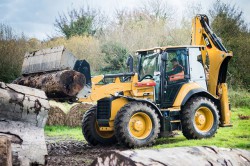 Caterpillar lance sa nouvelle gamme de tractopelles F2