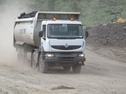Renault Trucks lance un Kerax 8x4 XTREM avec des roues de 24 pouces homologué pour la route ! 