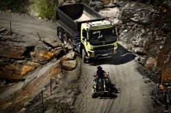 Nouvelle mise en scène pour le Volvo FMX… avec un hamster au volant !