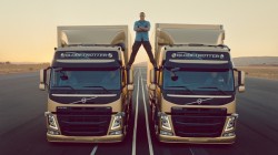 Jean-Claude Van Damme fait le grand écart entre deux Volvo Trucks