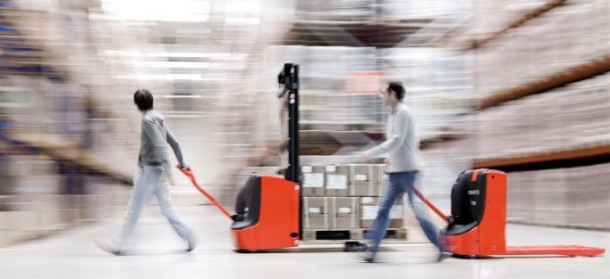 Fenwick lancia il doppio stoccatore elettrico D06/D08 a doppia pallet