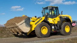 Komatsu выпускает новый колёсный фронтальный погрузчик WA320-7