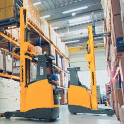 Novos empilhadores com mastre retractil compactos da Jungheinrich 