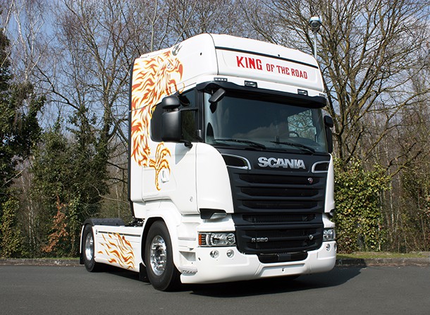 Scania France livre le premier camion hybride rechargeable équipé d'un bras  de levage au groupe Brangeon￼￼ - Truckeditions