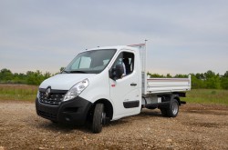 Un Renault Master avec une benne JPM carrossée en sortie d’usine