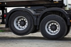 Volvo Trucks présente sa nouvelle fonction de relevage de l’essieu moteur tandem