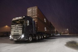 750 tonnes remorquées par un tracteur Volvo Trucks FH16 
