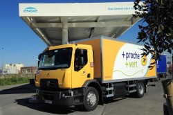 Renault Trucks livre son premier camion au GNV à La Poste