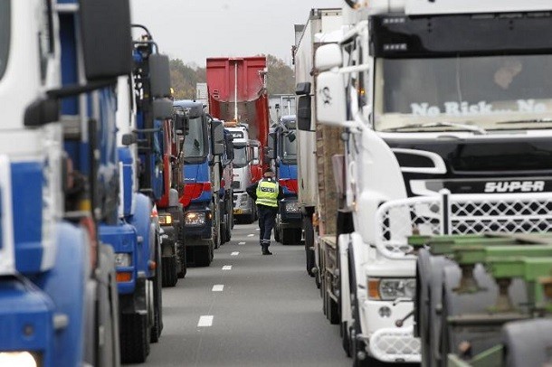 Loi Travail : les syndicats routiers appellent à la grève