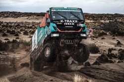 Uma vitória russa sobre um Dakar camião caótico