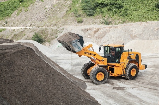 The HL965 loader : a new machine by Hyundai