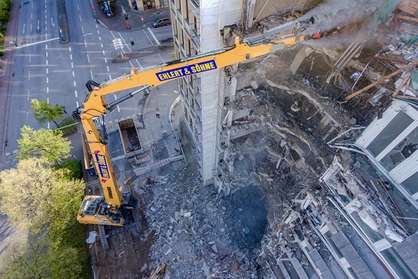 Liebherr R 960 Demolition : de rupsgraver sloopt een gebouw van zeven etages
