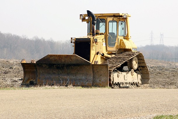 Bulldozer : Tout savoir sur le bulldozer (bouteur), un engin de chantier puissant et massif
