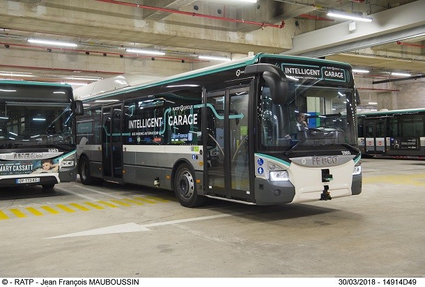 Um autocarro autónomo capaz de estacionar sozinho! Demonstração.
