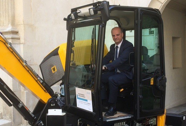Une mini-pelle JCB au Ministère de L’Education Nationale
