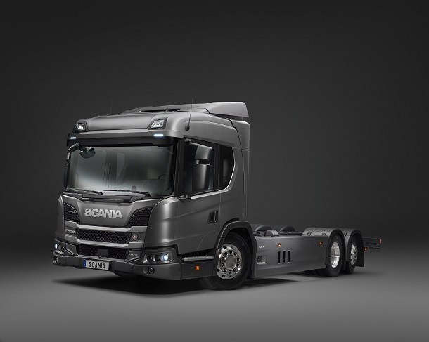 Scania France livre le premier camion hybride rechargeable équipé d'un bras  de levage au groupe Brangeon￼￼ - Truckeditions