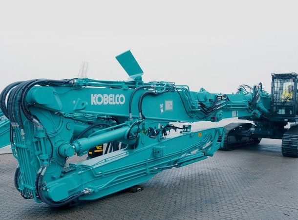 3 pelles de démolition dernière génération signées Kobelco