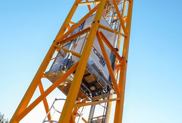 Cab-IN, een machinistenlift in de mast van Potain kranen