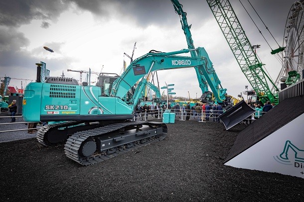 Une pelle autonome au salon Bauma