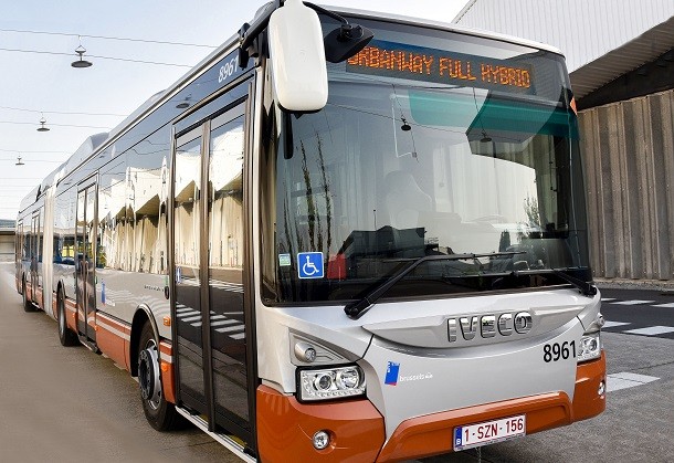 Iveco livre ses premiers Urbanway à la STIB