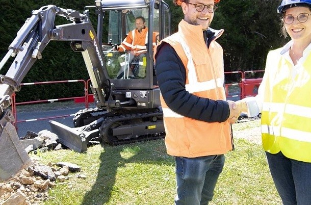 Un premier chantier pour la pelle compacte électrique Volvo ECR25