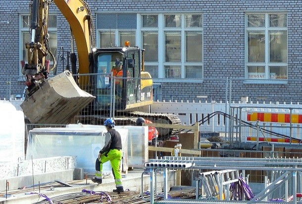 Quels sont les équipements permettant de sécuriser les engins de chantier et la zone de travaux ?