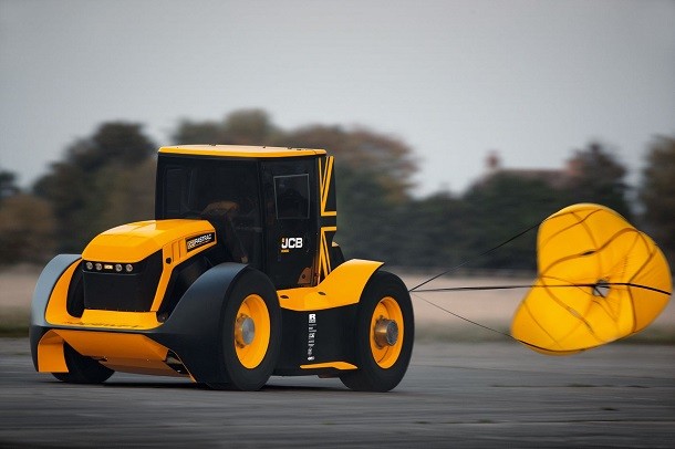 217,57 km/h pour le JCB Fastrac !