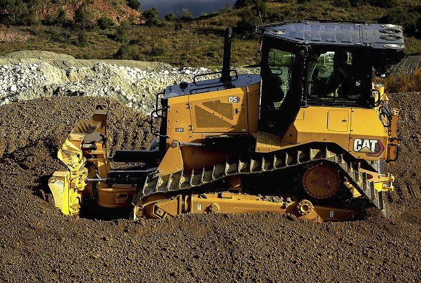 Le bulldozer CAT D6N fait place au nouveau D5