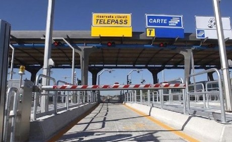 Natale di lacrime per il trasporto: chiuso ai camion a tempo indeterminato un tratto della A14