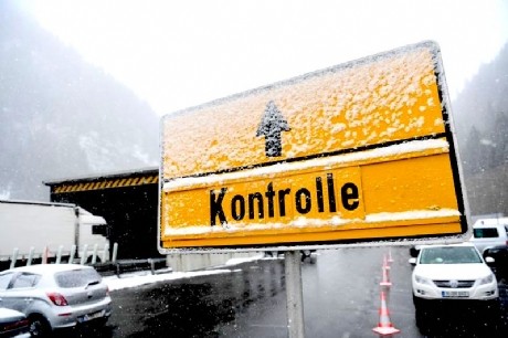 L'Austria chiude i confini agli italiani: misurazione della temperatura per gli autisti di camion