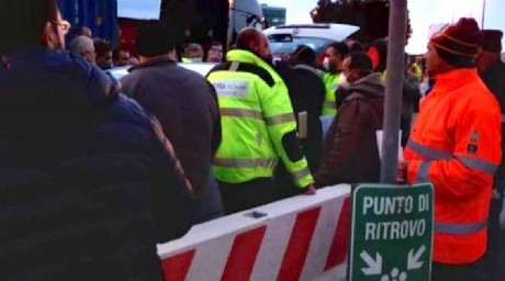 Caos coronavirus al porto di Genova: portuali bloccano il terminal e provocano fila di 500 camion