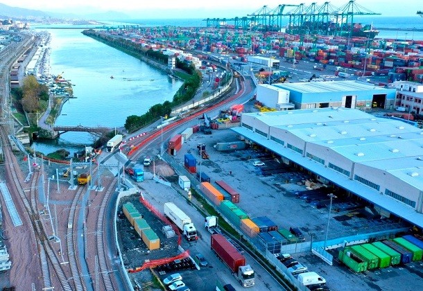 Terminal PSA Genova Pra’: installato monitor informativo dedicato agli autotrasportatori