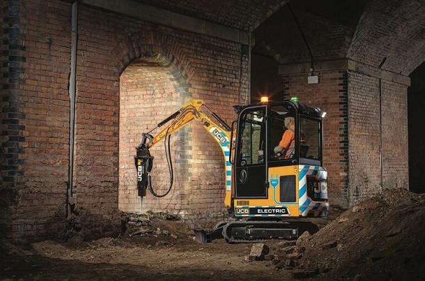 JCB propose une cabine vitrée pour sa mini-pelle électrique