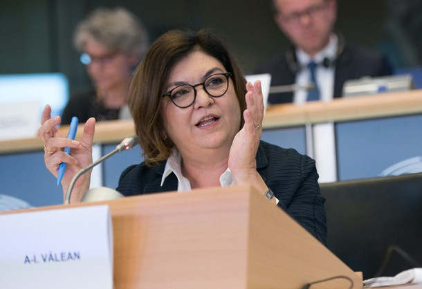 La commissaria Vălean ai ministri UE: «Evitate test e quarantene ai trasportatori»