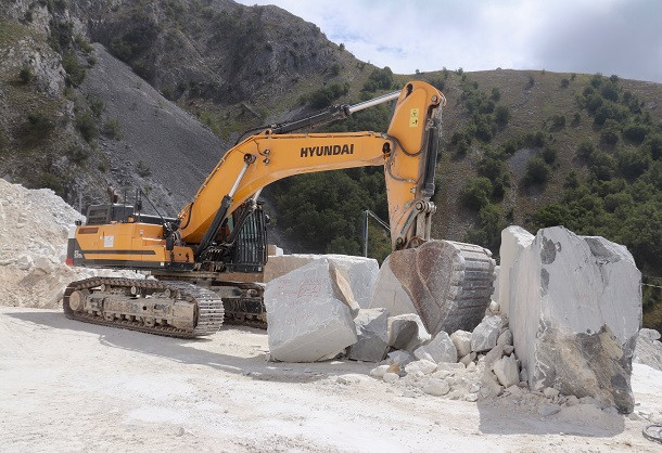 Une pelle Hyundai en carrière de marbre