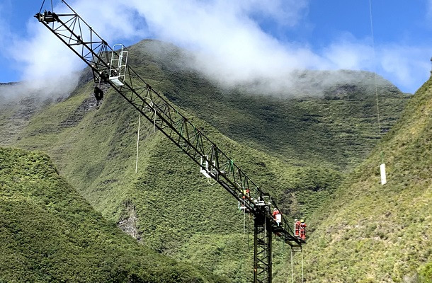 Une grue Potain au pied d’un volcan !