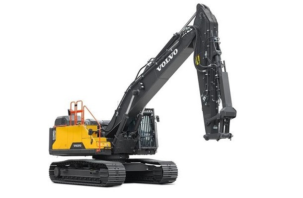 Volvo présente l'EC380E à flèche droite