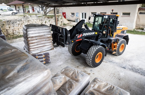 Doosan renforce sa gamme de chargeuses sur pneus