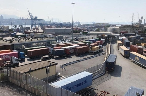 Tir bloccati al porto di Genova. Trasportounito: “Situazione insostenibile, pronti alle barricate”