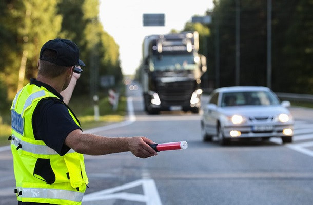 Divieto di fumo e multe più salate (2.588 €) per cellulare alla guida: così cambia il Codice della Strada