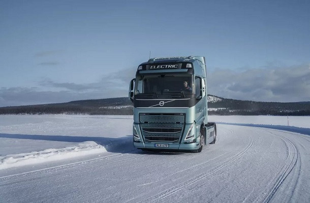 Active Grip Control : des camions électriques Volvo à l'aise sur route glissante