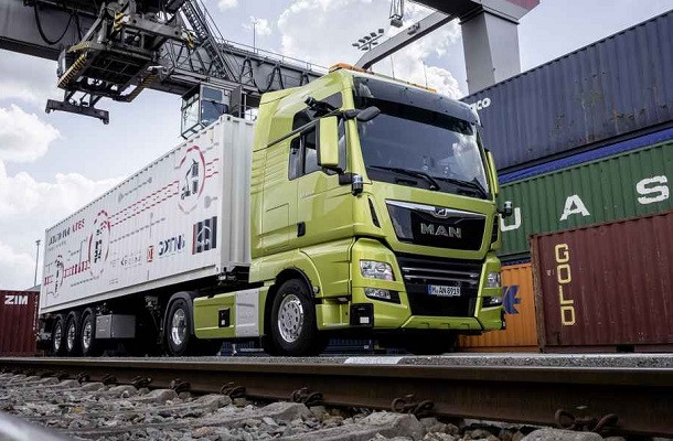 Autonomiczna ciężarówka sama odnajduje drogę w terminalu