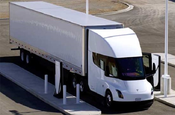 Tesla entregará las primeras unidades de su  camión eléctrico antes de fin de año en EE.UU