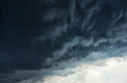 Orages : 25 départements en alerte orange, l'Hérault et le Gard en alerte rouge