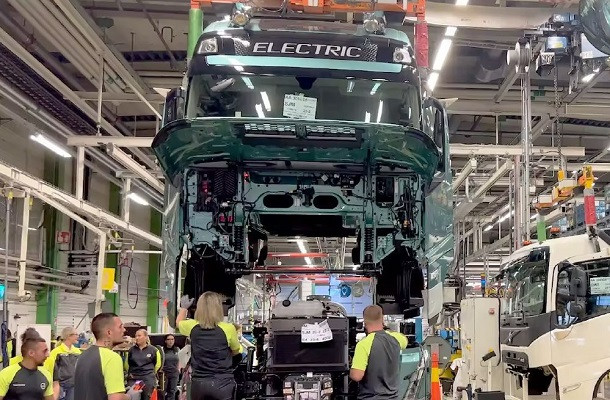 Volvo livre ses premiers camions en acier sans énergie fossile