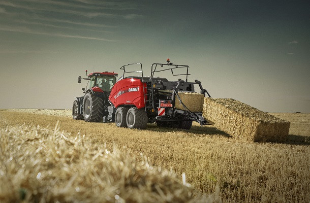 Case IH présente sa nouvelle presse à balles carrées LB 424 XLD
