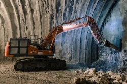 Projeto Nápoles-Bari: foco numa escavadora Hitachi em ação