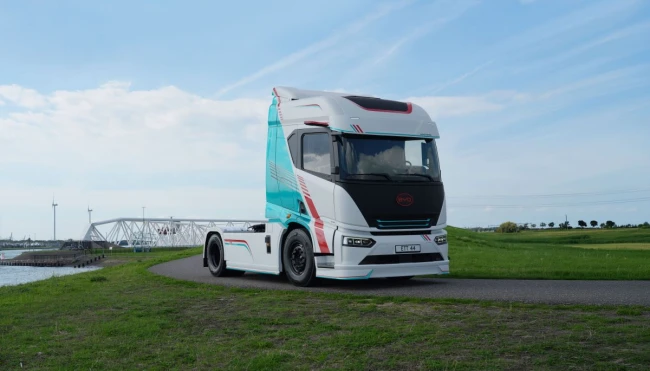 BYD dévoile l'ETT 44, son tracteur électrique haut de gamme
